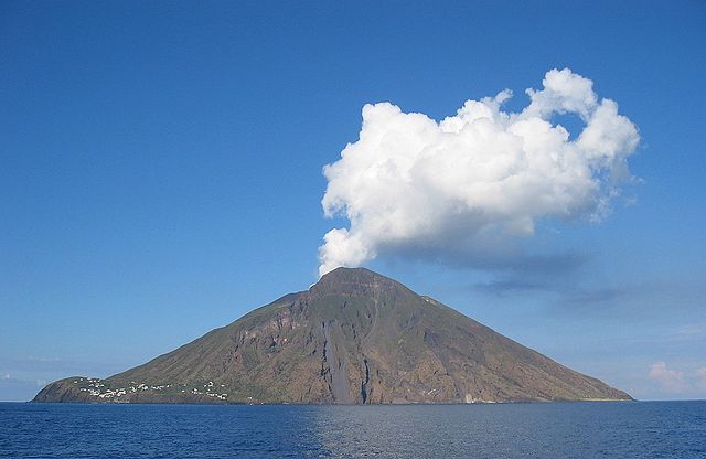 Tar Catania nega la sospensiva richiesta dalle Aigae: sullo Stromboli sopra i 400m solo con Guide alpine e Guide Vulcanologiche