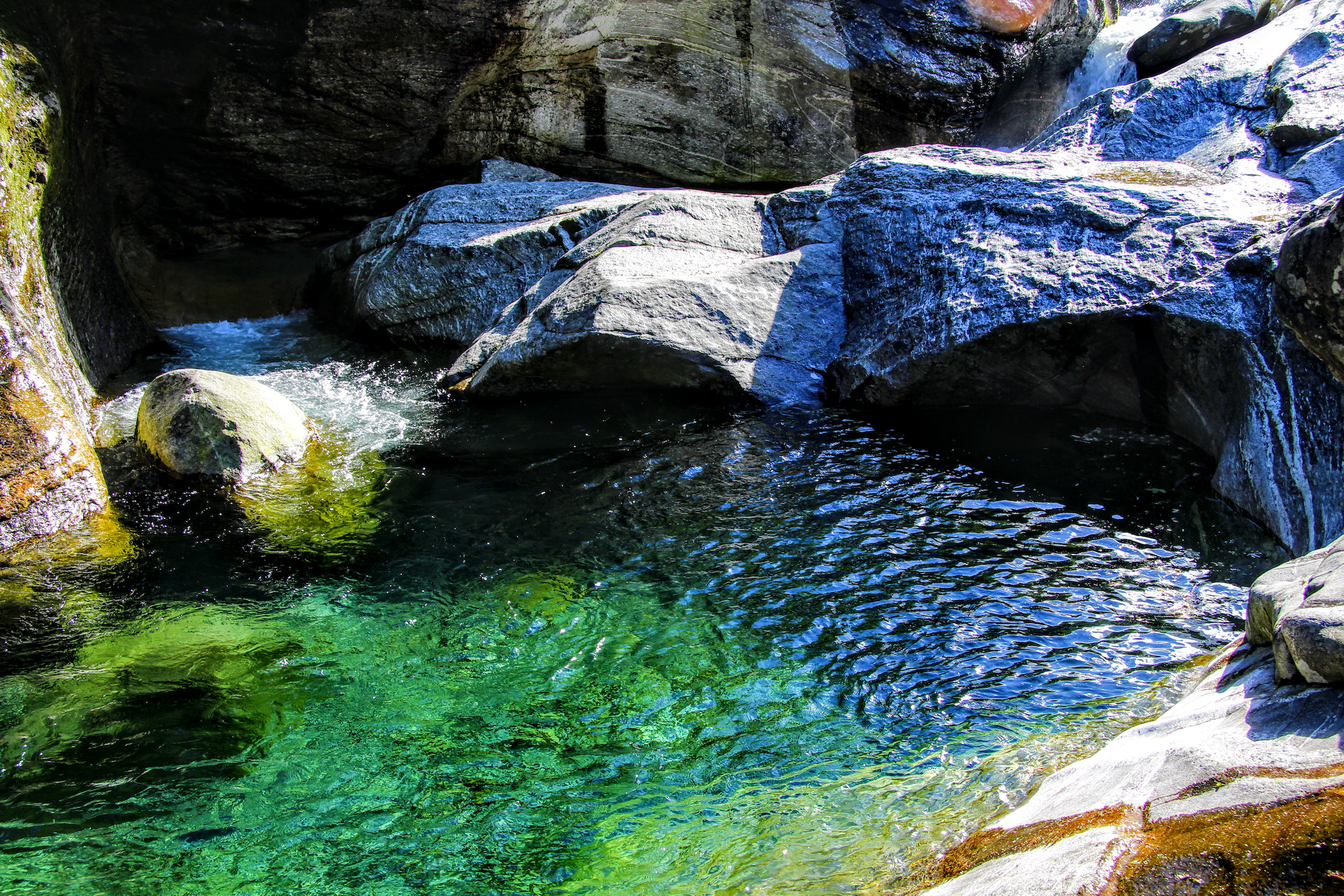 Canyoning, sport tra roccia e acqua che conta sempre più appassionati